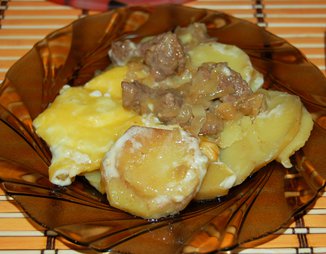 Курица, тушенная с картофелем в горшочке Курица, тушенная с картофелем в горшочке